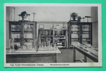 AK Passau / 1920er Jahre / Königliche Kreis Oberrealschule Schule / Physikalisches Kabinett / Geräte